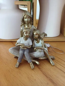 Escultura Decorativa Mãe Com Dois Filhos Em Resina 11cm Cor Dourado